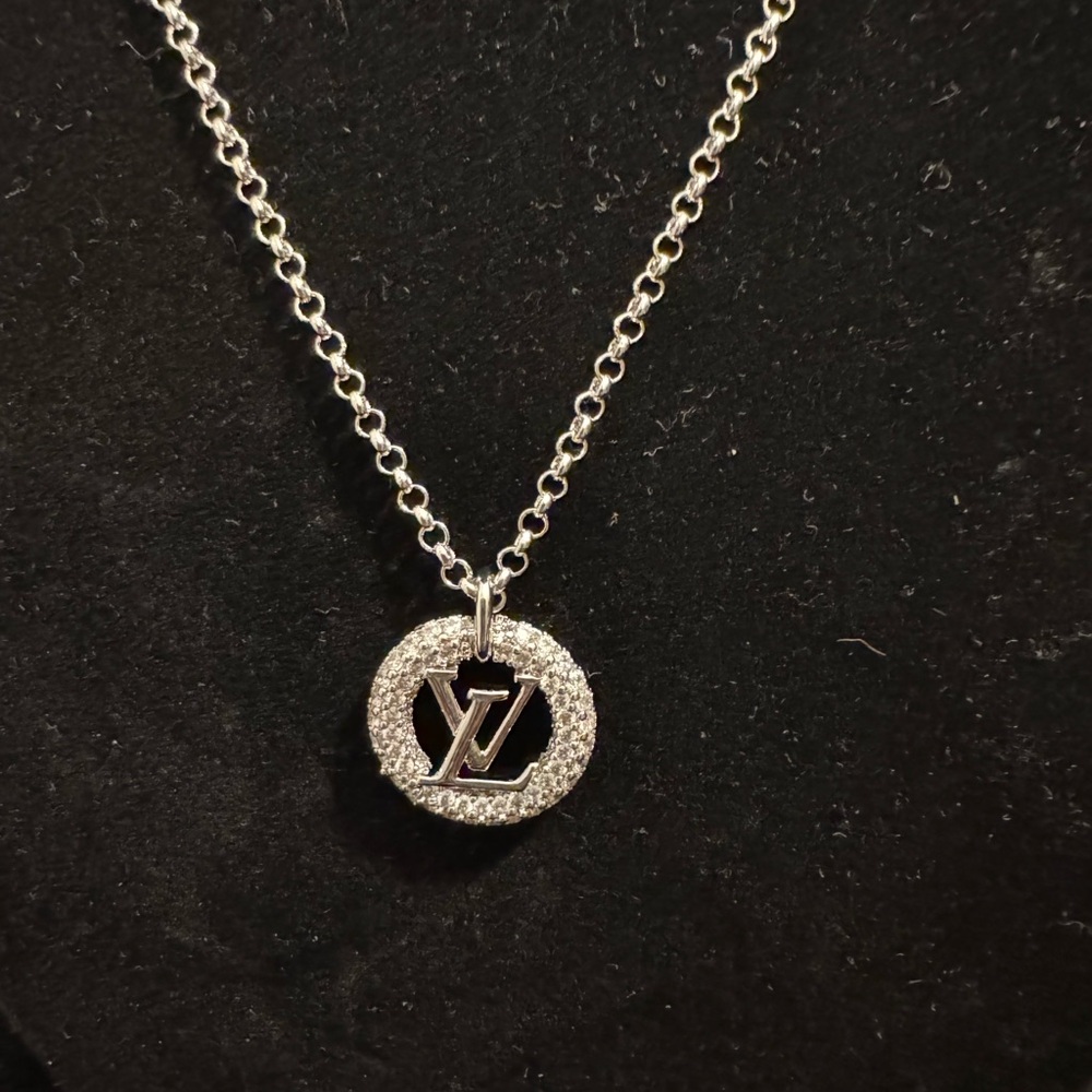 Louis Vuitton Elegant Crystal Pendant Necklace M00759 DP2242 - Picture 2 of 6